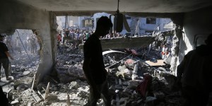 DEIR AL-BALAH, GAZA - NOVEMBER 7: Civil defense teams and citizens continue search and rescue operations after an airstrike hits the building belonging to the Maslah family during the 32nd day of Israeli attacks in Deir Al-Balah, Gaza on November 7, 2023. (Photo by Ashraf Amra/Anadolu via Getty Images)