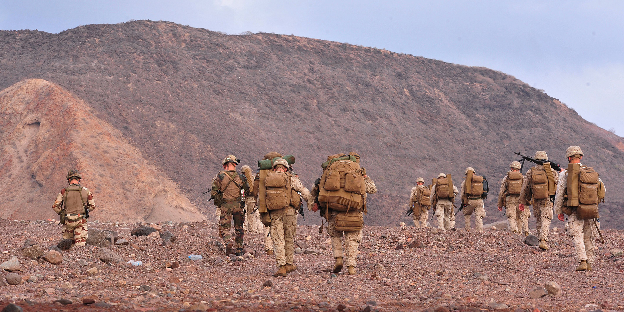 US Marines take part in a military drill on the Golfe of Tadjoura beach in Djibouti, on March 23, 2016.  / AFP / SIMON MAINA        (Photo credit should read SIMON MAINA/AFP via Getty Images)